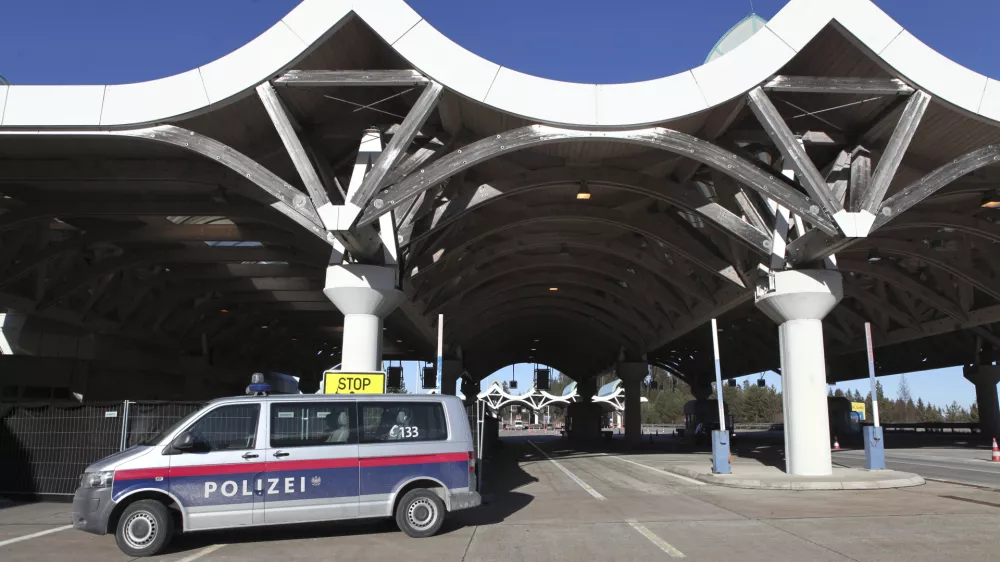 - 18.01.2016 - Avstrija - mejni prehod Karavanke - Avstrijska policija zaradi navala beguncev izvaja poostren nadzor na mejnih prehodih - preverjanje dokumentov pri prestopu državne meje  ///FOTO: Luka Cjuha.