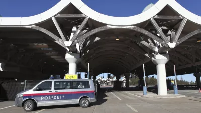 - 18.01.2016 - Avstrija - mejni prehod Karavanke - Avstrijska policija zaradi navala beguncev izvaja poostren nadzor na mejnih prehodih - preverjanje dokumentov pri prestopu državne meje  ///FOTO: Luka Cjuha.