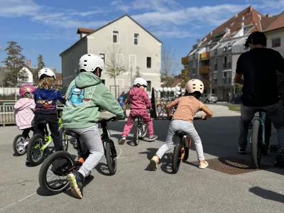 Otroci iz vrtca Najdihojca so se vključili v kolesarsko delavnico Stopala na pedala. Foto: Osebni arhiv