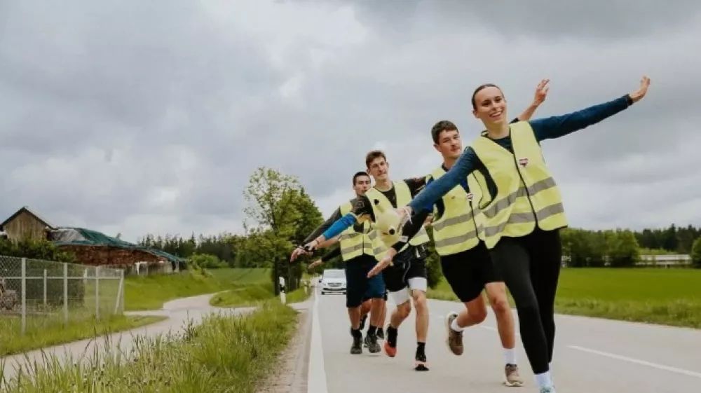 Tek srbskih &scaron;tudentov v Bruselj. foto: https://www.instagram.com/trkaci.u.blokadi/