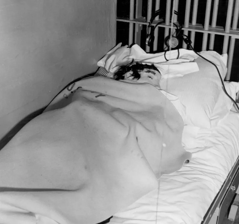 Surovo in nekoliko srhljivo izdelane maske, a dovolj prepričljivo, da je zavedlo nočne stražarje in ustvarilo vtis, kot da zaporniki spijo. Foto: FBI