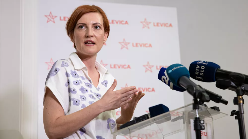 Ljubljana, sedez Levice.Izjava za medije ministrice za kulturo in koordinatorice Levice Aste Vrecko po prestetju glasov na referendumu o uveljavitvi zakona o dodatku k pokojnini za izjemne dosezke na podrocju umetnosti.