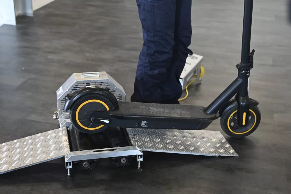 Policisti bodo neotesane dirkače odslej lovili s posebnimi merilnimi napravami, ki so se že izkazale za učinkovite pri izločanju neprimernih vozil iz prometa. Foto: Nik Erik Neubauer