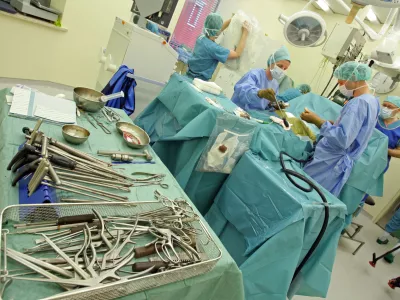 - operacija hrbtenice - ﻿- simbolična fotografija - zdravstvo - - - Ortopedska klinika - Univerzitetni klinični center v Ljubljani- predstavili novo metodo operacije hrbtenice, prijaznej&scaron;a do bolnika, ki so jo na ortopedski kliniki kot prvi pri nas začeli izvajati leta 2009.///FOTO: Luka Cjuha