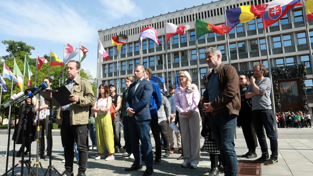 25 sindikatov in civilnodružbenih organizacij je poslanske skupine javno pozvalo k sprejemu treh amandmajev k predlagani pokojninski reformi, s katerimi bi črtali tri bistvene parametre reforme &ndash; dvig upokojitvene starosti, dalj&scaron;e referenčno obdobje in novo formulo indeksacije. Foto: Tomaž Skale