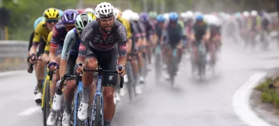 The pack rides during the sixth stage of the Giro d'Italia cycling race from Potenza to Naples, Italy, Thursday, May 15, 2025. (Fabio Ferrari/LaPresse via AP)