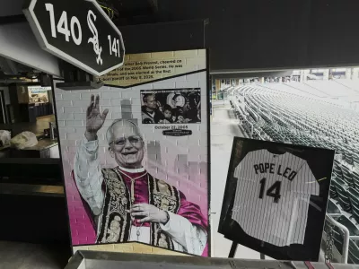 Poklon papežu Leonu XIV. / Foto: AP