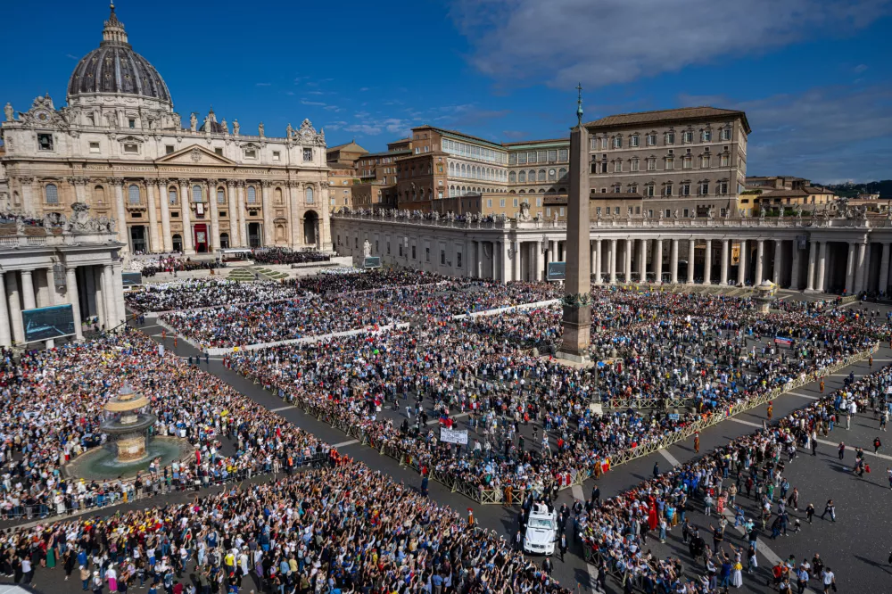 Pope Leo XIV on his popemobile, bottom, tours St. Peter's Square at the Vatican before the inaugural Mass of his pontificate, Sunday, May 18, 2025. (AP Photo/Domenico Stinellis) / Foto: Domenico Stinellis