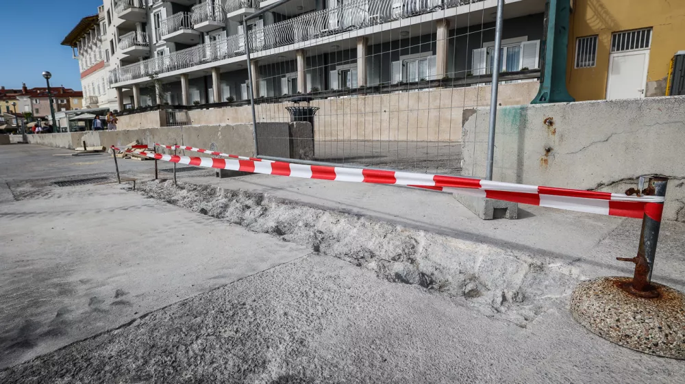 Začela se je sanacija obalnega območja pred Gledali&scaron;čem Tartini in hotelom Piran. Foto: Občina Piran