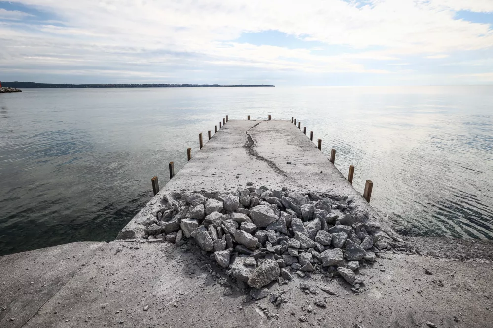 Začela se je sanacija obalnega območja pred Gledali&scaron;čem Tartini in hotelom Piran. Foto: Občina Piran