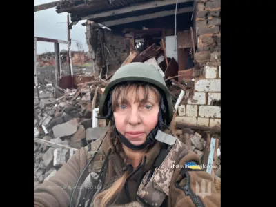 Svitlana na sliki med ru&scaron;evinami v vasi Staromajorske. Foto: General&scaron;tab ukrajinske vojske