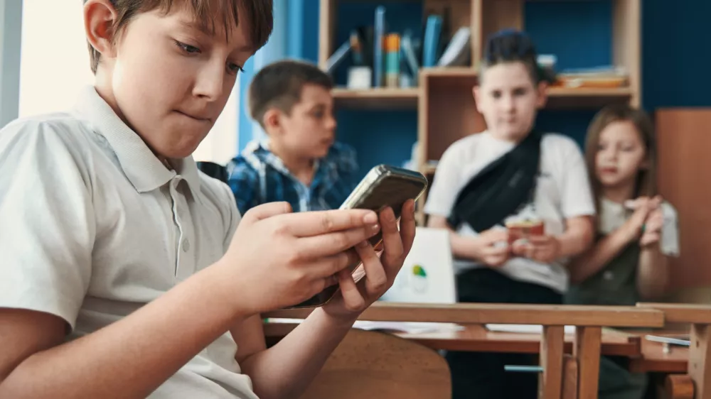 Med pomembnej&scaron;imi novostmi je omejitev uporabe elektronskih naprav v &scaron;olah. Foto:&nbsp;Getty Images