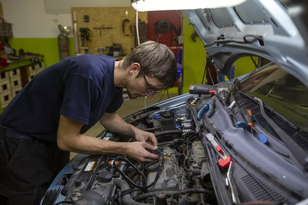 Pri podjetju Plineks predelava vozila s &scaron;tirivaljnim motorjem z večtočkovnim vbrizgom stane okoli 1400 evrov. Fpto:&nbsp;Matjaž Ru&scaron;t&nbsp;