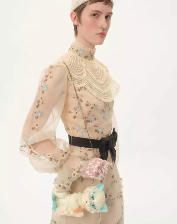 Torbica, katere cena je vrtoglavih 4500 evrov, je postala eden najbolj fotografiranih modnih dodatkov leto&scaron;nje sezone družabnih dogodkov. F Press Valentino