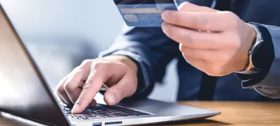 Safe online payment and electronic money transfer security. Pay with digital technology. Man using credit card and laptop to login to internet bank. Financial safety to prevent scam, threat and fraud. / Foto: Istockphoto