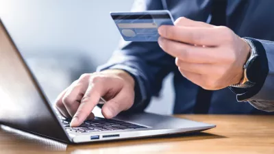 Safe online payment and electronic money transfer security. Pay with digital technology. Man using credit card and laptop to login to internet bank. Financial safety to prevent scam, threat and fraud. / Foto: Istockphoto