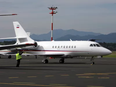 Slovensko protokolarno letalo falcon 2000EX po več kot pol leta, odkar je prenehala najemna pogodba v ZDA, pristalo na letali&scaron;ču Brnik.- Letalo je priletelo iz &scaron;vicarskega Basla, kjer je bilo na temeljitem remontu po &scaron;tirih letih najema, cena remonta pa naj bi bila nekaj 100.000 evrov///FOTO: Luka CjuhaOPOMBA: ZA OBJAVO V ČASOPISU DNEVNIK