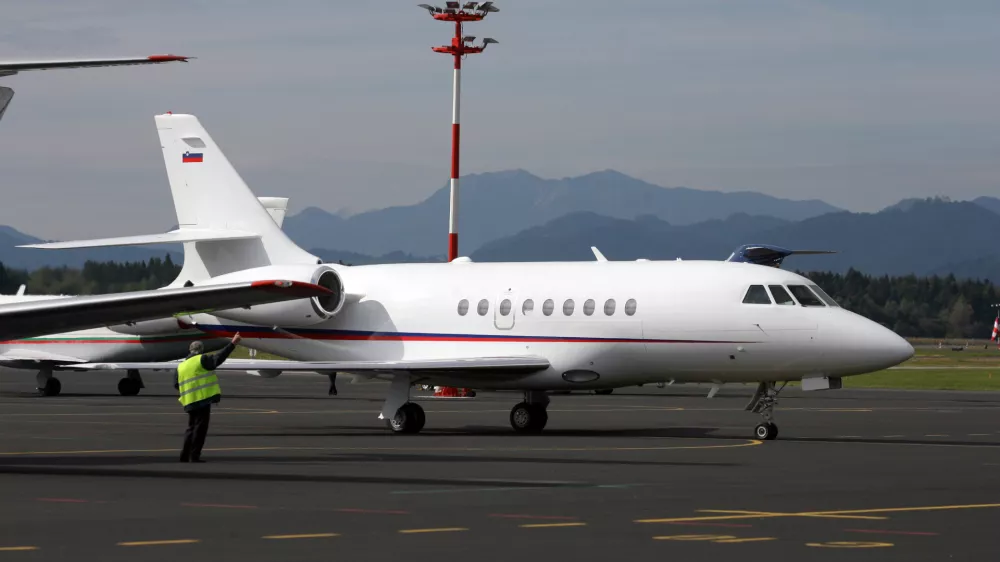 Slovensko protokolarno letalo falcon 2000EX po več kot pol leta, odkar je prenehala najemna pogodba v ZDA, pristalo na letali&scaron;ču Brnik.- Letalo je priletelo iz &scaron;vicarskega Basla, kjer je bilo na temeljitem remontu po &scaron;tirih letih najema, cena remonta pa naj bi bila nekaj 100.000 evrov///FOTO: Luka CjuhaOPOMBA: ZA OBJAVO V ČASOPISU DNEVNIK