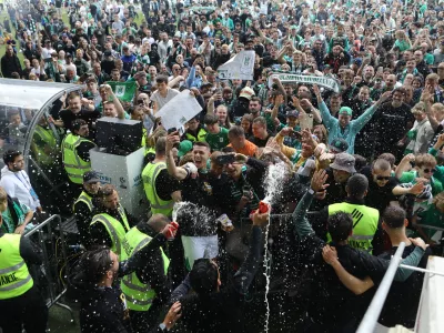 Nogometa&scaron;i Olimpije so skupaj z navijači proslavili nov naslov državnega prvaka, potem ko so s 5:0 premagali Radomlje. Foto: Luka Cjuha