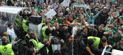 Nogometaši Olimpije so skupaj z navijači proslavili nov naslov državnega prvaka, potem ko so s 5:0 premagali Radomlje. Foto: Luka Cjuha