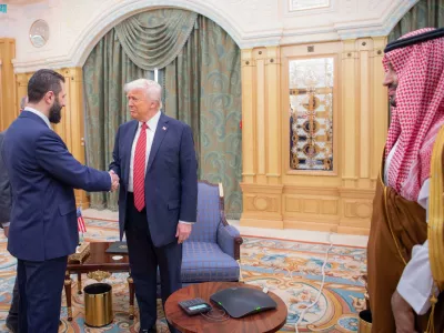 14 May 2025, Saudi Arabia, Riyadh: Saudi Crown Prince Mohammed bin Salman (R) looks on as US President Donald Trump (C) shakes hands with Syria's interim President Ahmad al-Sharaa (L) in Riyadh. Photo: -/Saudi Press Agency/dpa