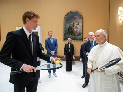 Italian tennis player Jannik Sinner meets Pope Leo XIV during a private audience at the Vatican, May 14, 2025. Vatican Media/&shy;Handout via REUTERS  ATTENTION EDITORS - THIS IMAGE WAS PROVIDED BY A THIRD PARTY.