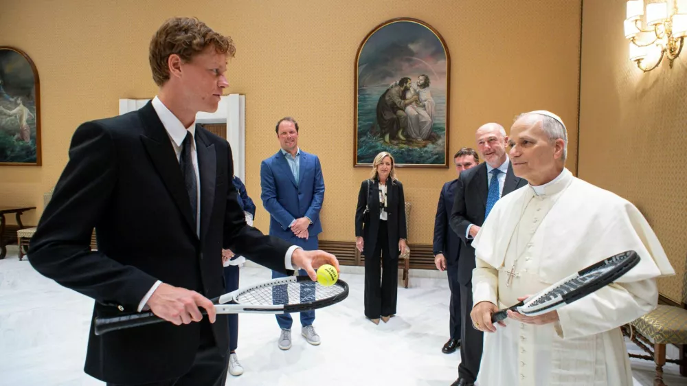 Italian tennis player Jannik Sinner meets Pope Leo XIV during a private audience at the Vatican, May 14, 2025. Vatican Media/&shy;Handout via REUTERS  ATTENTION EDITORS - THIS IMAGE WAS PROVIDED BY A THIRD PARTY.