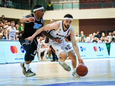 Igralci Ilirije (v črnem) so se odlično opirali nasprotnikom. Foto: ABA