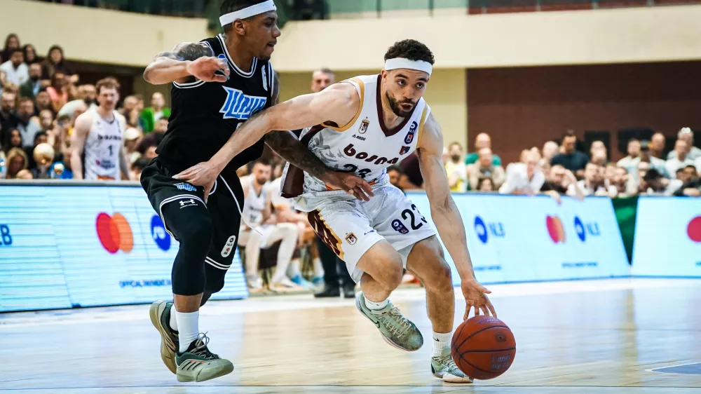 Igralci Ilirije (v črnem) so se odlično opirali nasprotnikom. Foto: ABA