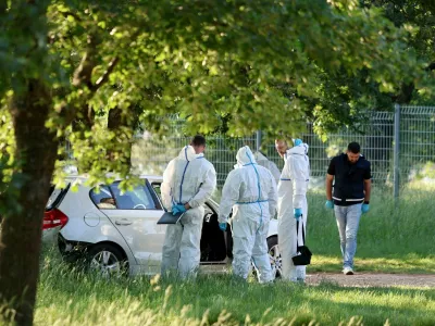 V kraju Đuba pri Umagu so na&scaron;li trupli ženske in mo&scaron;kega, mo&scaron;ki naj bi jo ustrelil, ker naj bi ga zapustila. Potem je ubil &scaron;e sebe. 