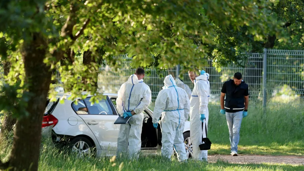 V kraju Đuba pri Umagu so na&scaron;li trupli ženske in mo&scaron;kega, mo&scaron;ki naj bi jo ustrelil, ker naj bi ga zapustila. Potem je ubil &scaron;e sebe. 