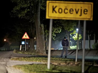 - Kočevje 2011 - vandalizem - &scaron;tevilni nočni požigi - razmi&scaron;ljajo o policijski uri, da bi vsem mlaj&scaron;im od 16 let po 22. uri prepovedovali zbiranje na prostem  //FOTO: Jaka Adamič 