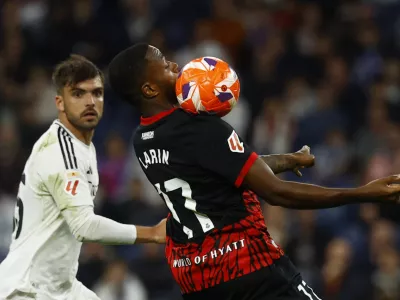 Soccer Football - LaLiga - Real Madrid v RCD Mallorca - Santiago Bernabeu, Madrid, Spain - May 14, 2025 RCD Mallorca's Cyle Larin in action with Real Madrid's Raul Asencio REUTERS/Susana Vera