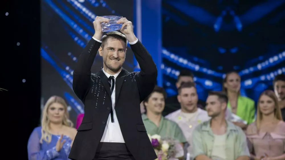 Zmagovalec 42. festivala Melodije morja in sonca v Avditoriju Portorož, ki so potekale v soboto, je postal Gregor Ravnik. F Ale&scaron; Rosa