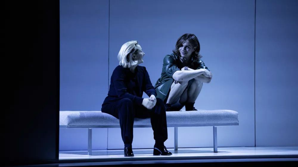 Vizualna podoba predstave je zdravni&scaron;kemu okolju primerna: belina, sterilnost, premične stene, kovinske mize. Foto: Peter Uhan