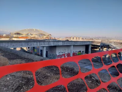 &Scaron;portni park stožice -- nakupovalno sredi&scaron;če Stožice - počistili del zemlji&scaron;ča ob Vojkovi cesti