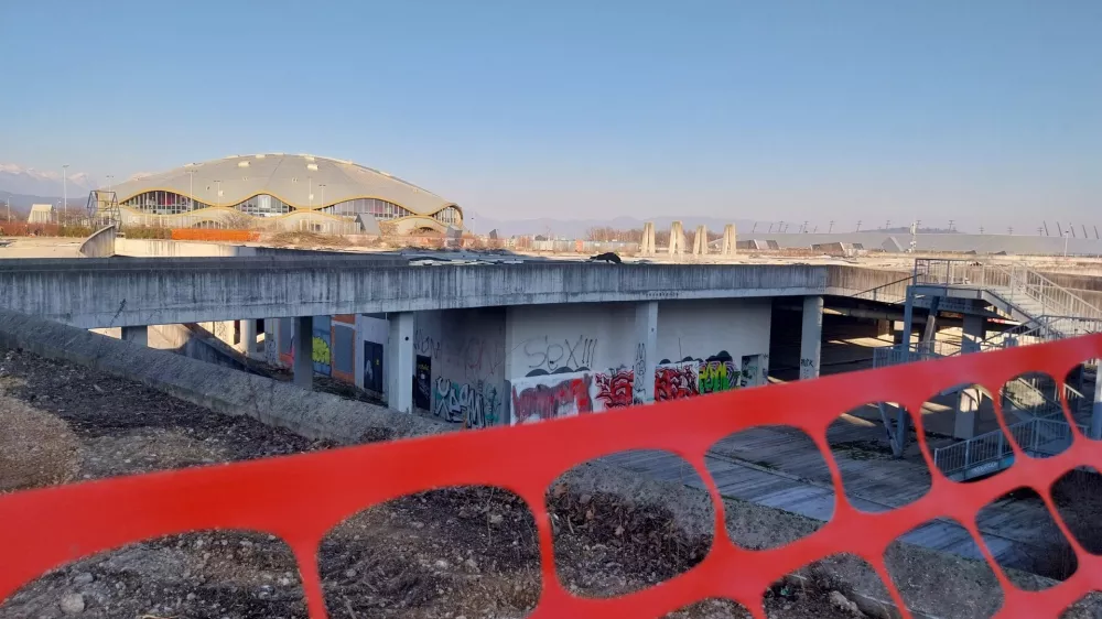 &Scaron;portni park stožice -- nakupovalno sredi&scaron;če Stožice - počistili del zemlji&scaron;ča ob Vojkovi cesti