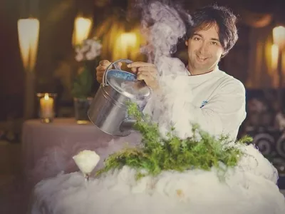 Najbolj znana jed Tomija Kavčiča: gintonik, z di&scaron;ečim dimom, &scaron;umenjem in izvrstnim okusom