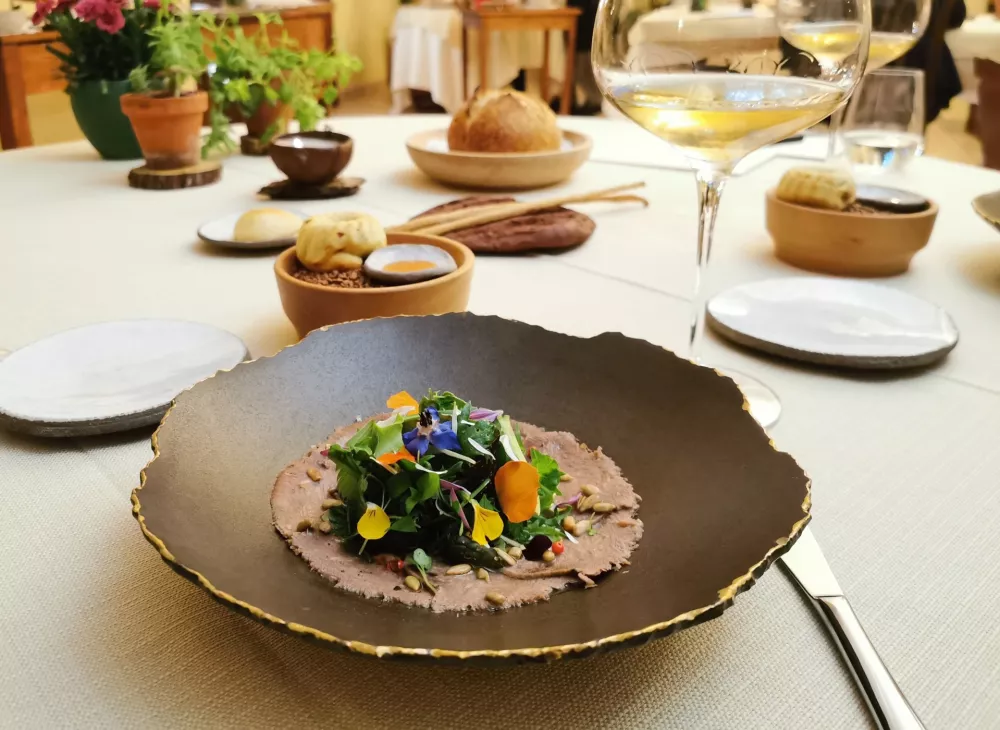 Goveji jezik s spomladanskimi zeli&scaron;či, &Scaron;pacapanova hi&scaron;a