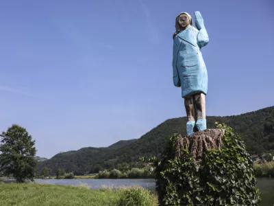 Sevnica - skulptura Melania Trump na obrežku Save, ki je del razstave Ta Eho ameri&scaron;kega umetnika Brada Downeya - leseno skulpturo je izklesal domačin Ale&scaron; Župevc &ndash; Max - 01.07.2019 &ndash; Občina Sevnica &ndash; poletna počitni&scaron;ka reportaža //FOTO: Jaka Gasar