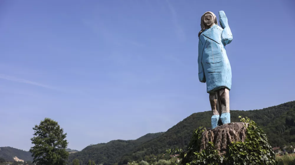 Sevnica - skulptura Melania Trump na obrežku Save, ki je del razstave Ta Eho ameri&scaron;kega umetnika Brada Downeya - leseno skulpturo je izklesal domačin Ale&scaron; Župevc &ndash; Max - 01.07.2019 &ndash; Občina Sevnica &ndash; poletna počitni&scaron;ka reportaža //FOTO: Jaka Gasar