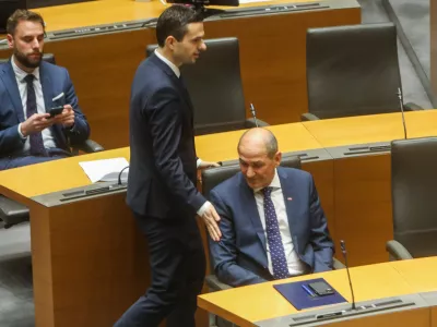 Janez Jan&scaron;a, predsednik vlade RSMatej Tonin, minister za obrambo13.03.2020 - Državnizbor - izredna seja DZ, na kateri so potrdili listo kandidatov za ministre pod vodstvom predsednika vlade Janeza Jan&scaron;e //FOTO: BojanVelikonjaMatej Tonin, minister za obrambo