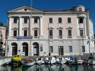 Pomorski muzej (palača Gabrielli) pred mandračem kjer je vidna jadrnica Galeb (dar Pie in Pina Mlakarja).