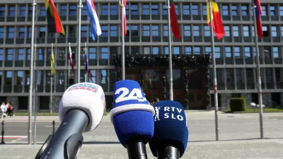 - 19.05.2022 &ndash; Simbolična fotografija - mediji - medijski zakon, mikrofon RTV, POP TV nova24 TV,  skup&scaron;čina Trg republike &ndash; Parlament//FOTO: Tomaž Skale