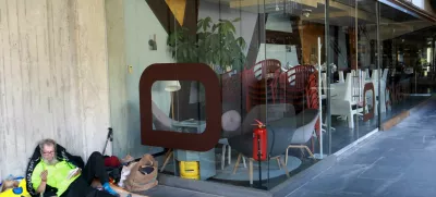 Gostinski obrati v Maximarketu so že mesec dni zaprti zaradi prepovedi uporabe vode, ki je za gostinsko dejavnost nujna. Foto: Tomaž Skale