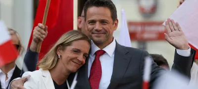 Civic Coalition presidential candidate, Warsaw Mayor Rafal Trzaskowski and his wife Malgorzata smile at an election rally in Miedzyrzecz, Poland, May 14, 2025. REUTERS/Kacper Pempel