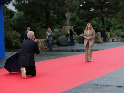 Albania's Prime Minister Edi Rama welcomes Italy's Prime Minister Giorgia Meloni during the European Political Community Summit at Skanderbeg Square in Tirana, Albania, May 16, 2025. REUTERS/Valdrin Xhemaj