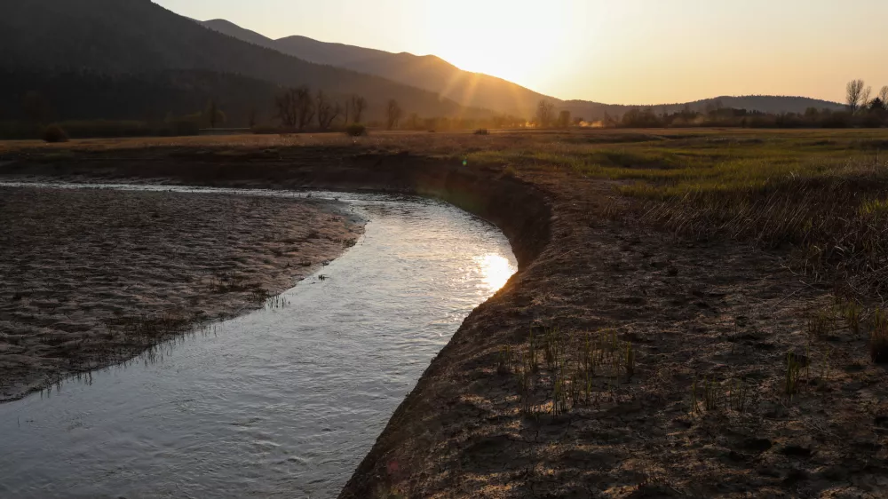 - 11.04.2020 - Presihajoče Cerkni&scaron;ko jezero. //FOTO: Bojan Velikonja