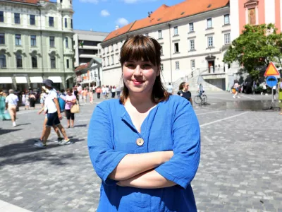 Nika Kovač, direktorica In&scaron;tituta 8. marec - 11.08.2023 &ndash; Pre&scaron;ernov trg - novinarska konferenca mednarodne zasedbe okoljskih borcev Fridays for future iz Avstrije, Nemčije in Hrva&scaron;ke ter In&scaron;tituta 8. marec, na kateri so predstavili mednarodni poziv Evropski uniji o celostni obravnavi okoljskih problemov in enakopravni obravnavi vseh držav//FOTO: Tomaž Skale