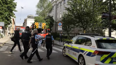 Policistom je z veliko mero potrpežljivosti, strokovnim posredovanjem in v sodelovanju z drugimi intervencijskimi službami uspelo poslanca Hoivika s strehe DZ umakniti na varno in ga predati zdravstvenemu osebju. Foto: Luka Cjuha